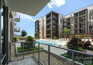 500 W Trade St in Charlotte, NC - Building Photo - Building Photo