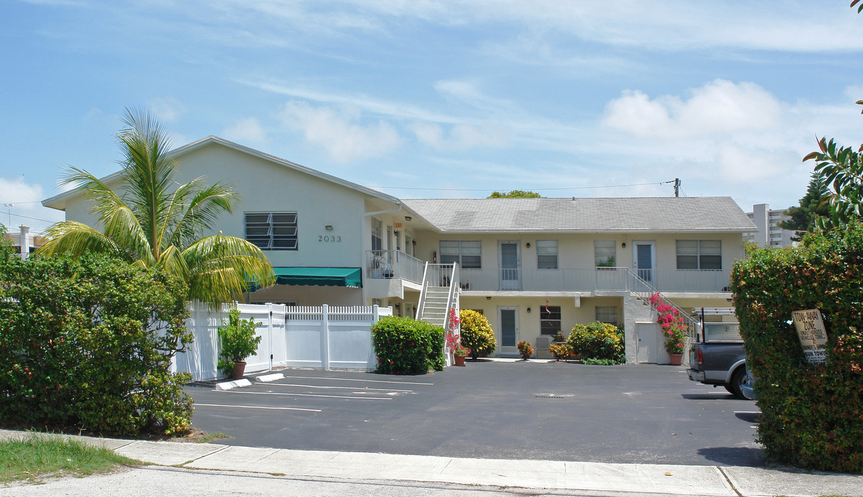 2033 E Hillsboro Blvd in Deerfield Beach, FL - Building Photo