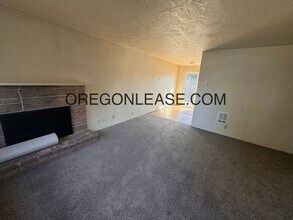 1754 Rainbow Loop in Springfield, OR - Building Photo - Building Photo