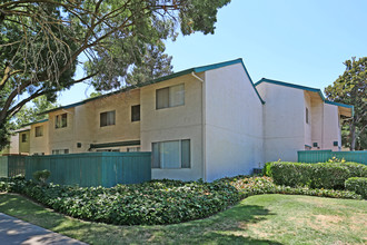 Merced Commons in Merced, CA - Foto de edificio - Building Photo