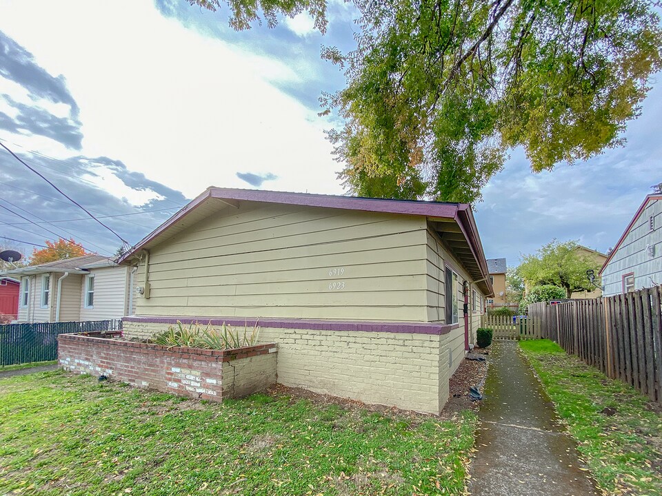 6923 SE 87th Ave in Portland, OR - Building Photo