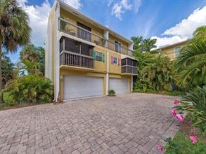 995 9th Ave S in Naples, FL - Foto de edificio - Building Photo