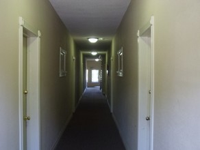 North Hobart Apartments in Los Angeles, CA - Foto de edificio - Building Photo