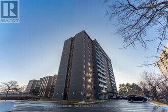 20 Gilder Dr in Toronto, ON - Building Photo - Building Photo