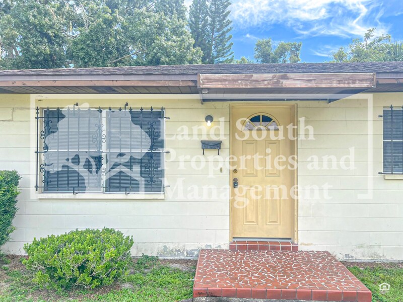 318 Ariana St in Lakeland, FL - Building Photo
