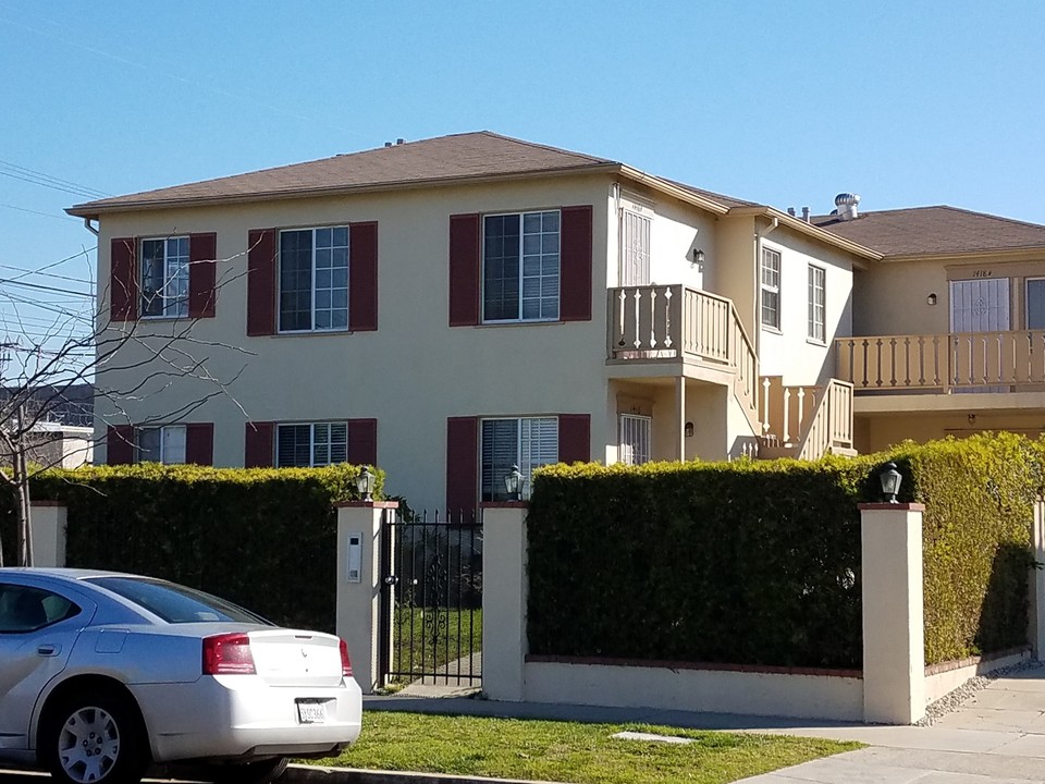 1418 S Genesee Ave in Los Angeles, CA - Foto de edificio