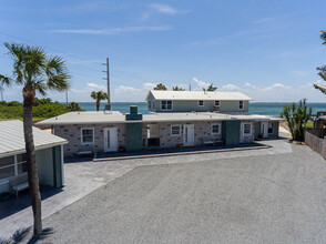 3590 S Atlantic Ave in Cocoa Beach, FL - Foto de edificio - Building Photo