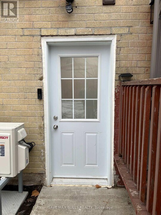 15 Golden Gate Dr in Brampton, ON - Building Photo