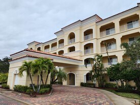 35 Harbour Isle Dr W in Fort Pierce, FL - Building Photo