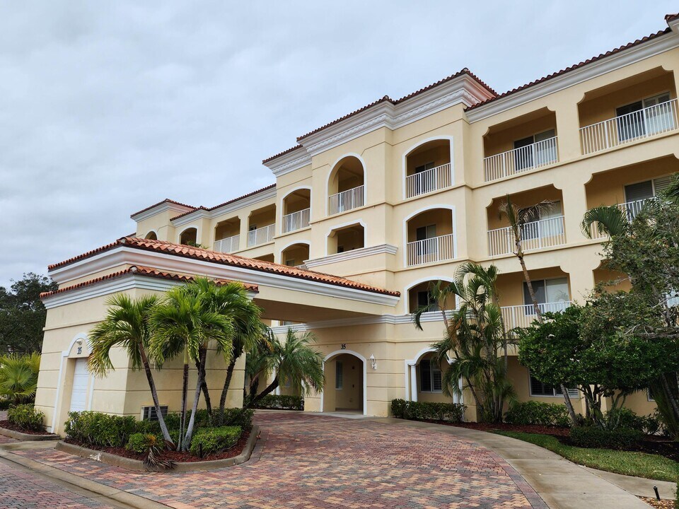 35 Harbour Isle Dr E in Fort Pierce, FL - Building Photo