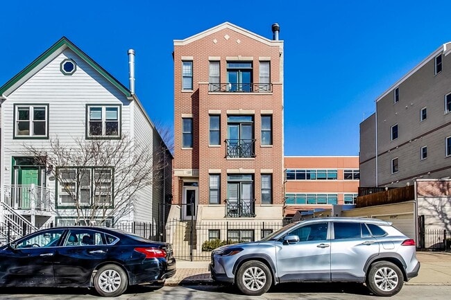 1330 W Fletcher St in Chicago, IL - Building Photo - Building Photo