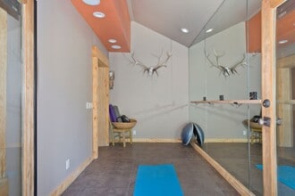 464 Canyon Blvd in Mammoth Lakes, CA - Building Photo - Building Photo