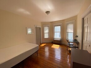 43 Teele Ave, Unit 2 in Somerville, MA - Foto de edificio - Building Photo