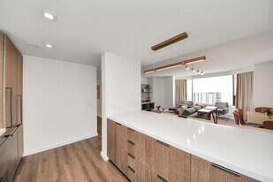 1300 Lamar St in Houston, TX - Building Photo