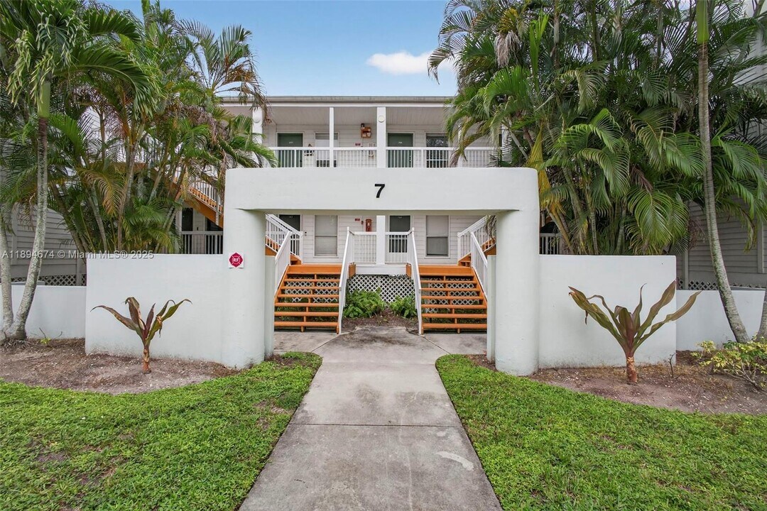 259 Cypress Point Dr in Palm Beach Gardens, FL - Building Photo