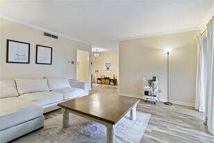 7707 Meadow Park Dr in Dallas, TX - Building Photo