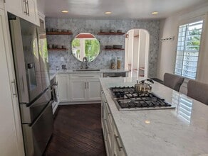 201 N Rios Ave in Solana Beach, CA - Building Photo - Building Photo