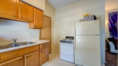 680 6th St in Newport, MN - Foto de edificio - Building Photo