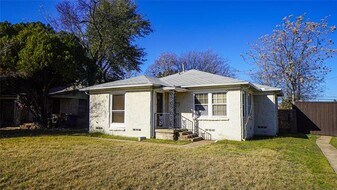 2211 Wilbur St in Dallas, TX - Building Photo