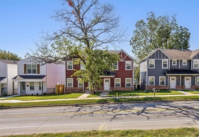 1429 E Huntsville Rd in Fayetteville, AR - Foto de edificio - Building Photo