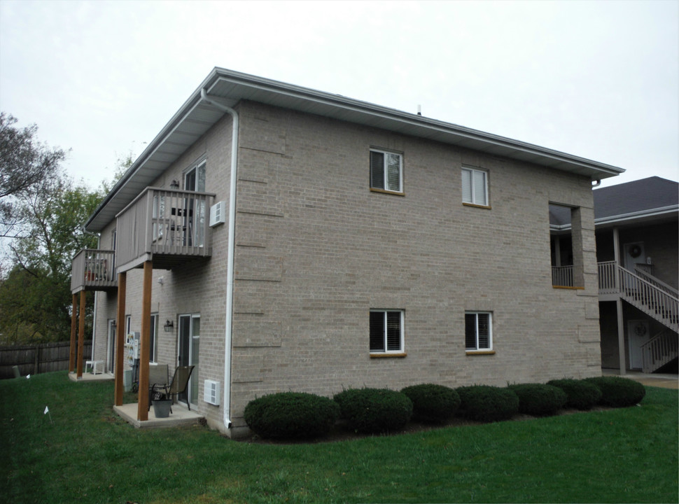 4017 W Lillian St in McHenry, IL - Building Photo