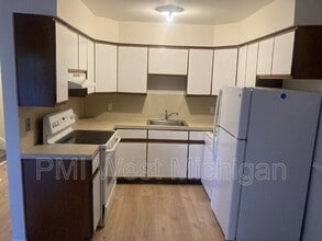 6043 In the Pines Dr SE in Grand Rapids, MI - Building Photo - Building Photo