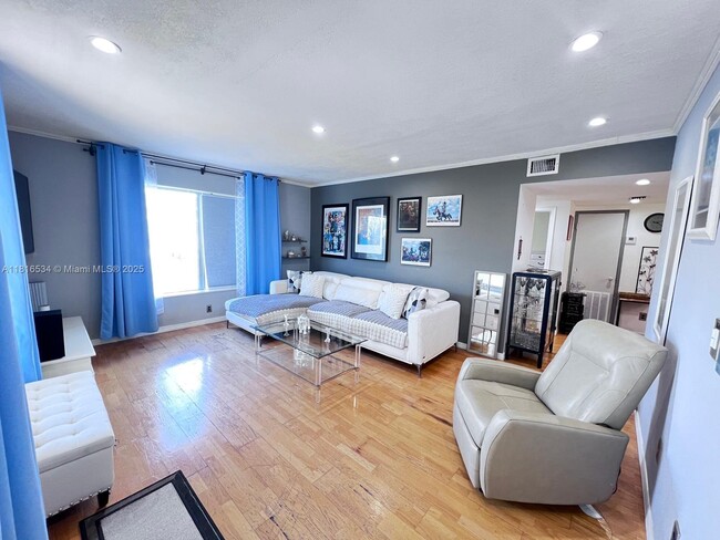8420 Byron Ave in Miami Beach, FL - Building Photo - Building Photo