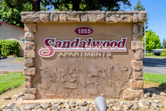 Sandalwood Apartments in Chico, CA - Foto de edificio - Other