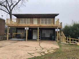 1504 Avenue J in Huntsville, TX - Building Photo