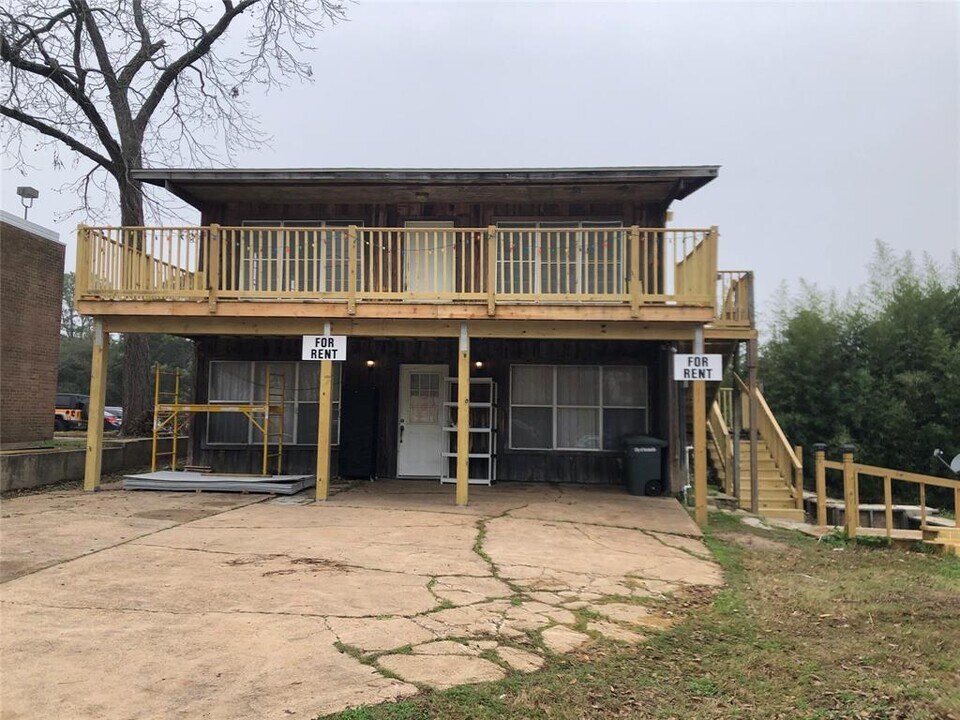 1504 Avenue J in Huntsville, TX - Building Photo