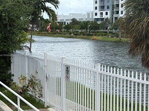 2092 NE 167th St in North Miami Beach, FL - Building Photo - Building Photo