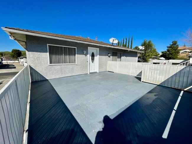 28164 Robin Ave, Unit Robin in Santa Clarita, CA - Building Photo - Building Photo