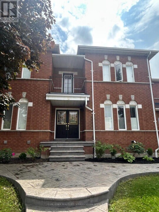 976 Southfork Dr in Mississauga, ON - Building Photo