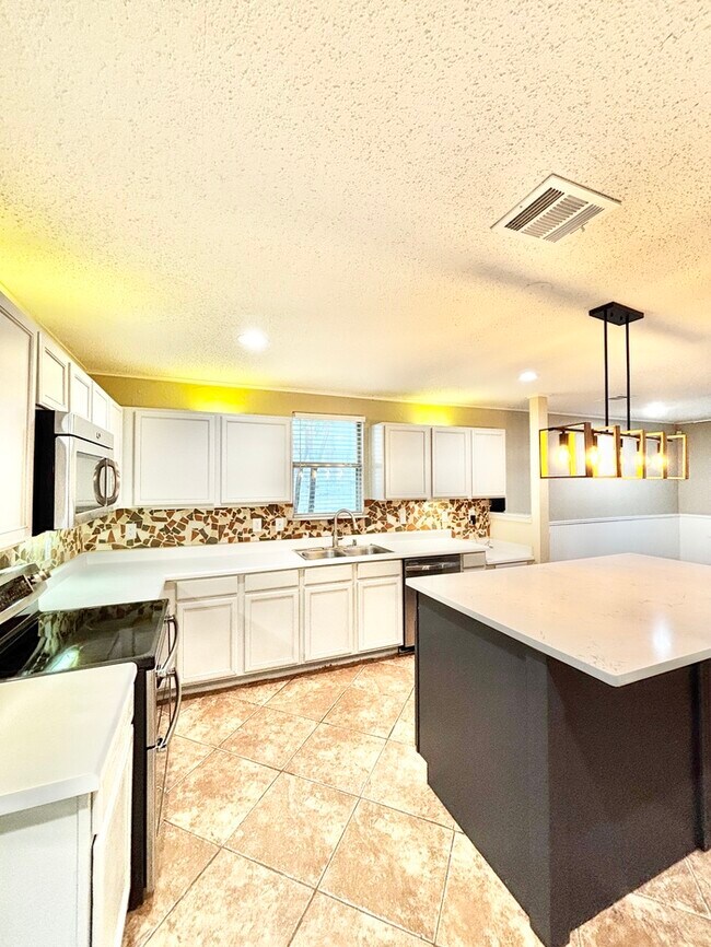 2037 Shawnee Trail in Justin, TX - Building Photo - Building Photo