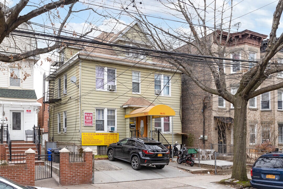 New Elmhurst Lodge Inc. in Flushing, NY - Foto de edificio