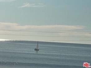 6400 Pacific Ave in Los Angeles, CA - Foto de edificio - Building Photo