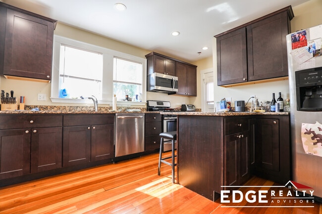 20 Matchett St, Unit 1 in Boston, MA - Foto de edificio - Building Photo