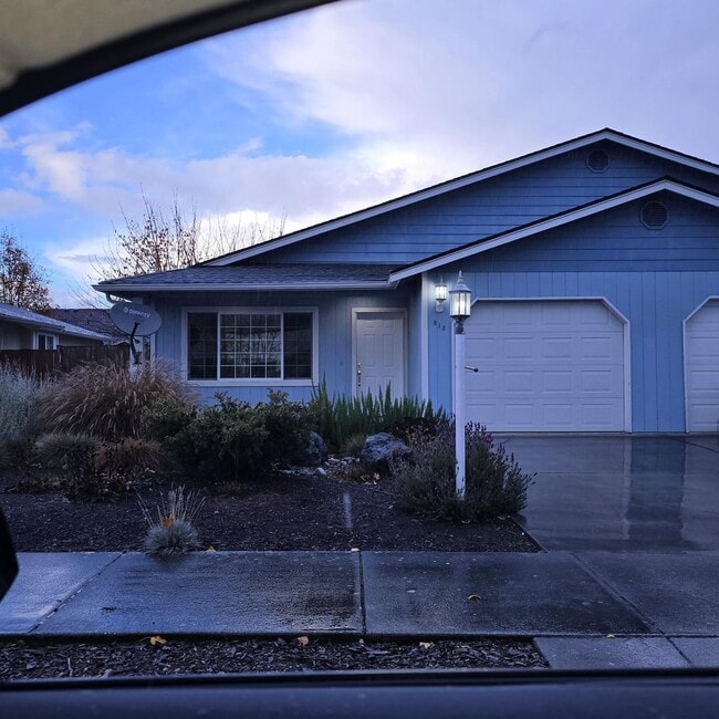 property at 818 E Washington Pl