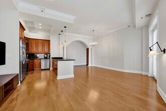 2042 N Clark St, Unit 3S in Chicago, IL - Building Photo - Building Photo