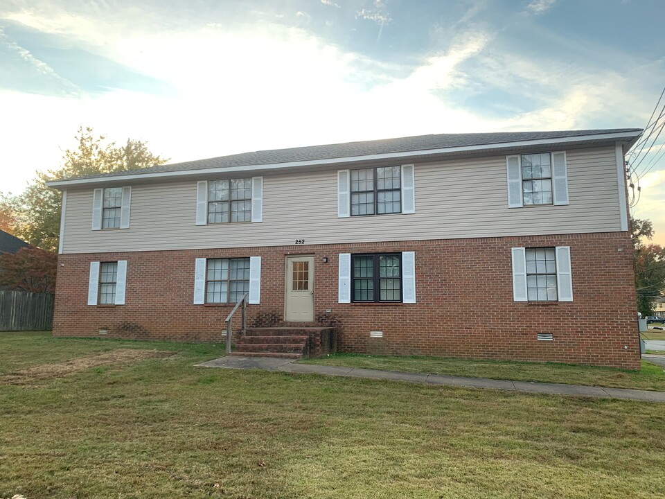 252 Tinker Hill Cv, Unit B in Jackson, TN - Foto de edificio