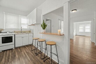 7 S Atlantic St in Bay Shore, NY - Building Photo - Building Photo