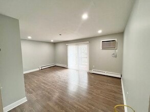 54 Breed St, Unit #11 in Lynn, MA - Building Photo - Building Photo
