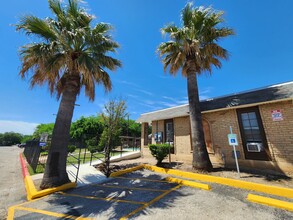 Hacienda Apartments in San Antonio, TX - Foto de edificio - Building Photo