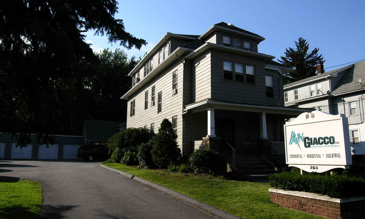 264 Broad St in Meriden, CT - Building Photo