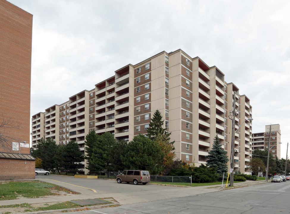 Meadowbrook in Hamilton, ON - Building Photo