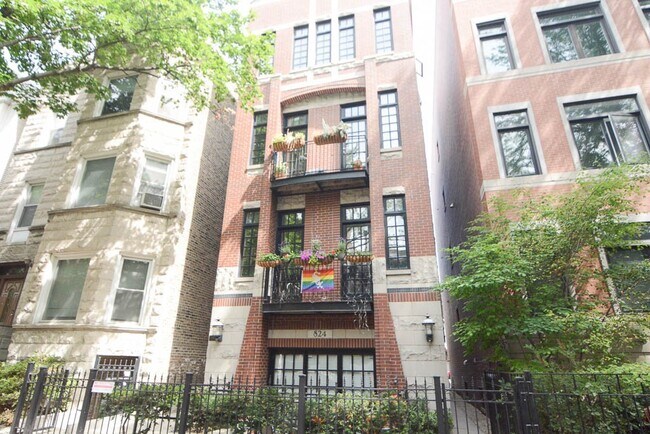 824 W Buckingham Pl, Unit M02H