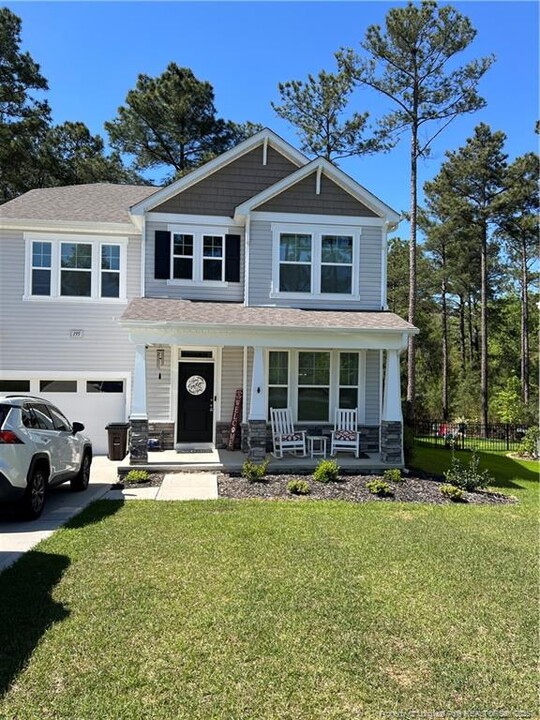 195 Timber Skip Dr in Spring Lake, NC - Foto de edificio
