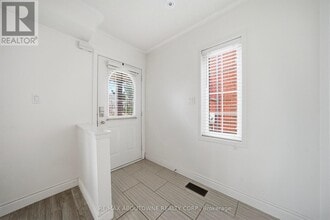 2502 Postmaster Dr in Oakville, ON - Building Photo - Building Photo