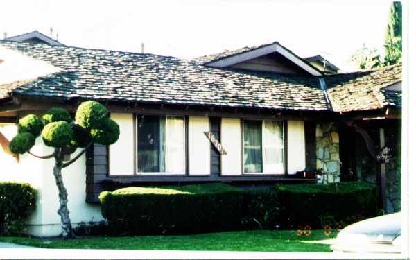 16701 Bartlett Ln in Huntington Beach, CA - Foto de edificio - Building Photo