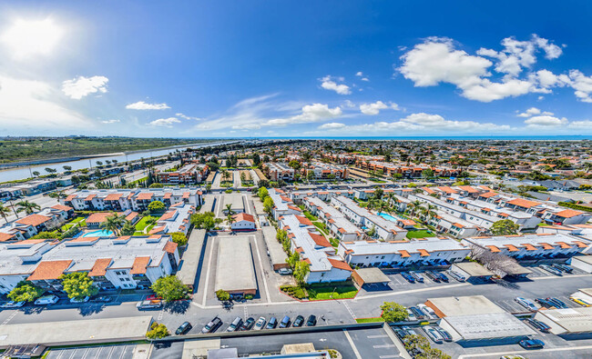 Huntington Vista in Huntington Beach, CA - Building Photo - Building Photo